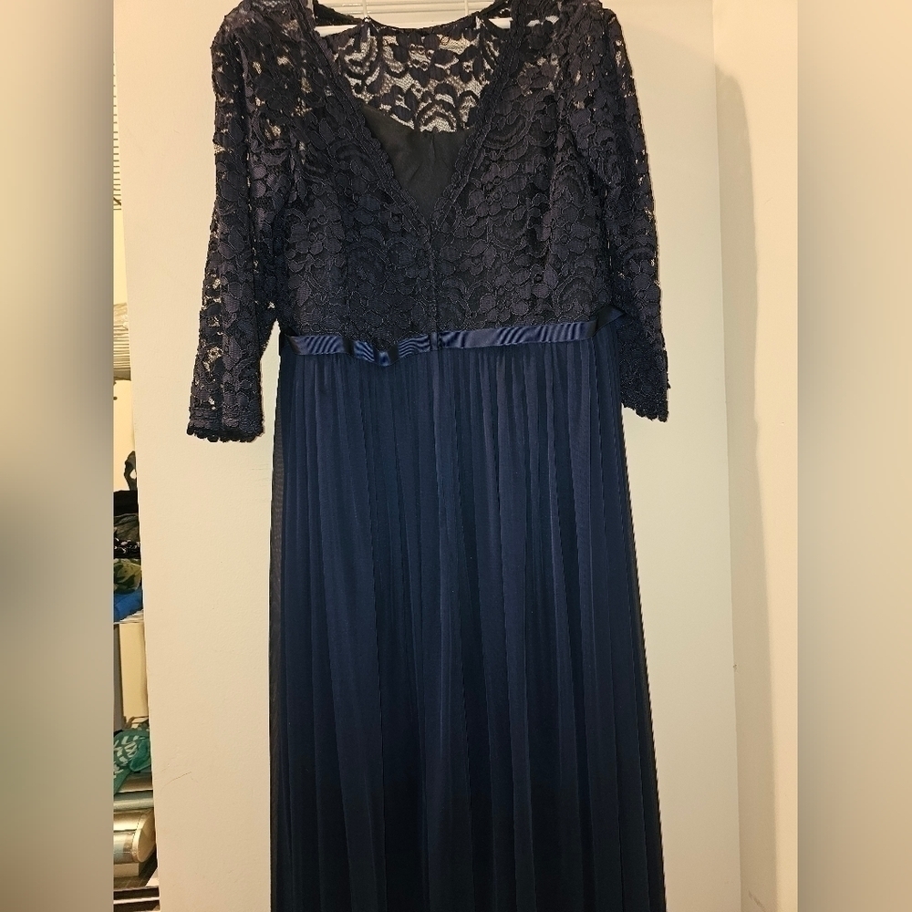 David's Bridal Navy Blue 3/4 Sleeve Lace Floor Length Gown Size 16 - Picture 4 of 5